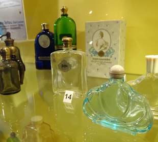 Rundgang durch das Europäische Flakonglasmuseum