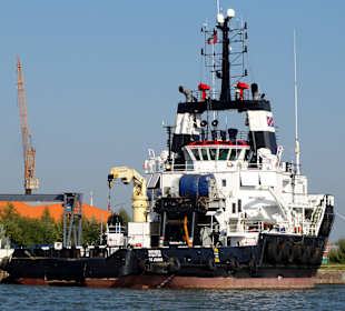 Hochseeschlepper im Hafen