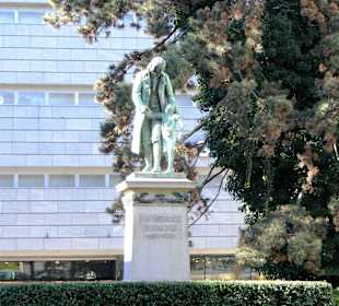 Банхофштрассе. Памятник Песталоцци