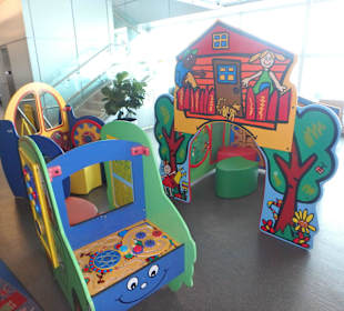 Spielecke für Kinder im Abflugbereich