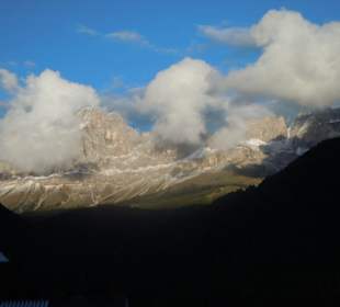 Rosengarten in leichten Wolken