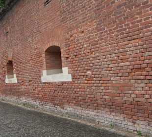 Wasserbecken mit Spritzkanonen Glacis Park