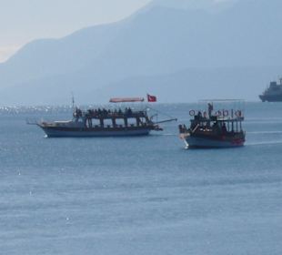 Schiffe vor der Hafenbucht Antalyas