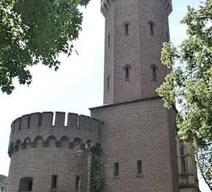 Der Malakoffturm am linken Rheinufer