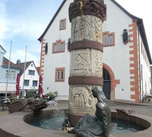 Brunnen mit Märchen der Gebrüder Grimm