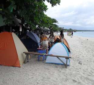 Strandhütten und Zelte am White Beach