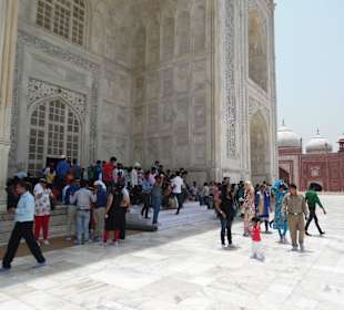Touristen kommen aus dem Taj Mahal raus