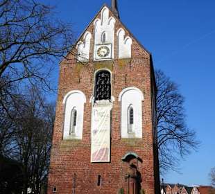 Der separat stehende Glockenturm des Ludgerikirche