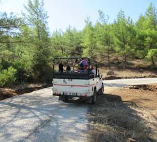 Wasserschlacht mit Pistolen zwischen den Jeeps