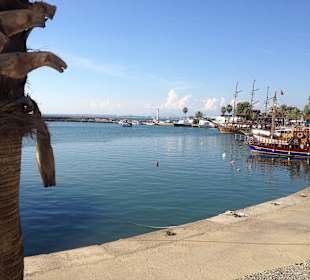 Der nahe gelegene Hafen von Side