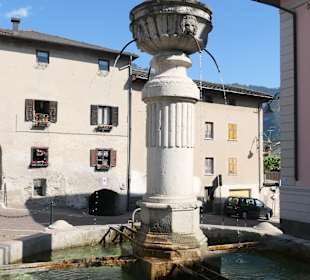 Levice Terme: Vierröhrenbrunnen aus dem 16. Jh.