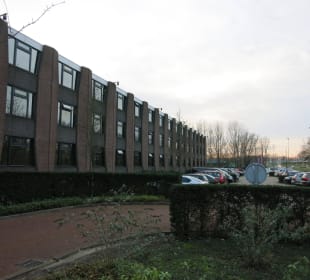 Ein Blick aufs Hotel mit Parkplatz