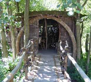 Eine der Urzeithütten