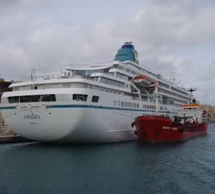 Kreuzfahrtschiff im Hafen von Valletta