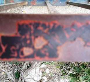 Piraten-Standort Geländer Inschriften