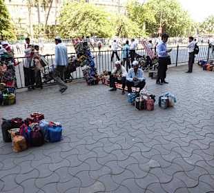 Die Essenverteiler kommen zum Bahnhof