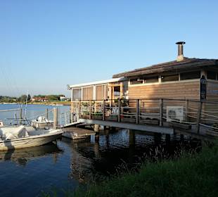 Außenansicht Ristorante mit Bootsanlegestelle