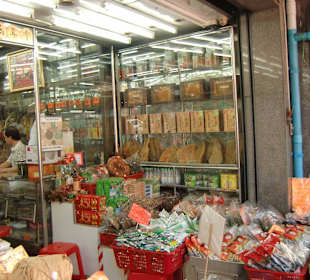 Ein Laden mit Heilmitteln und anderem Zeug