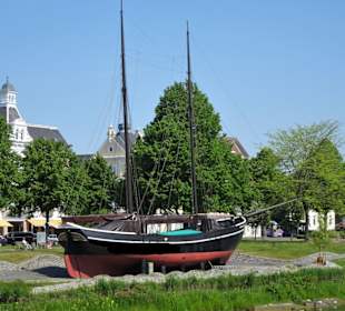 Die "Hermine" am Cuxhavener Schleusenpriel
