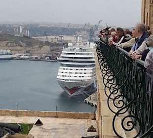 Man sieht direkt auf den Hafen