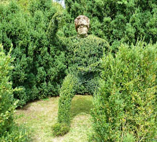 Wunderschön geschnittene Figuren im Garten.
