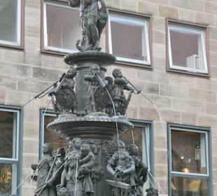 Der Tugendbrunnen am Lorenzer Platz