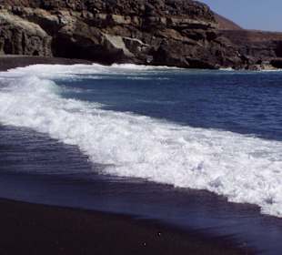Schwarzer Sandstrand