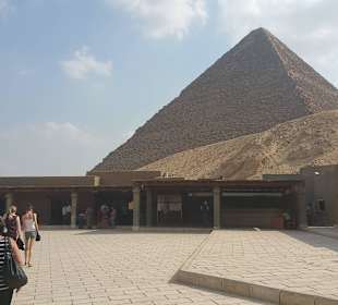 Eingang zu den Pyramiden