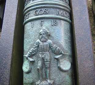 Eines von fünf Kanonenrohren des Schlosses.