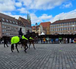 Die Polizei auf Pferde machen den Anfang