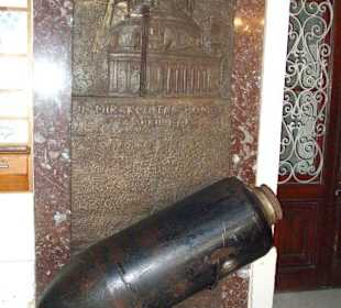 Kopie der Fliegerbombe auf die Kirche