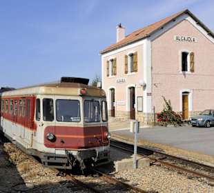 Die Balagnebahn hält am Bahnhof in Algajola