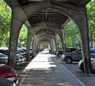 Unter dem Hochbahn-Viadukt der Isestraße