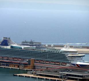 Kreuzfahrtschiff im Hafen