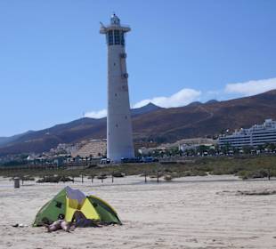 Der Leutturm zwischen den Hotel und dem Strand