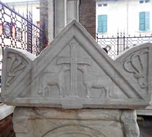 Im Park neben dem Grab