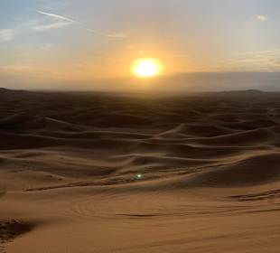 Wüste bei Sonnenaufgang 