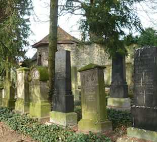 Direkt vor der Stadtmauer