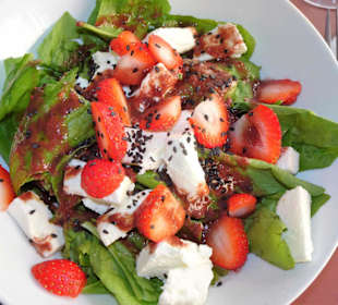 Salat mit Erdbeeren und Ziegenkäse
