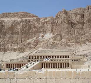 Hatsetsup Tempel mit Bergmassiv