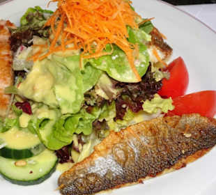 Salat mit Fischfilets im Ristorante Bellini