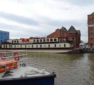 Altes Dampfschiff gegenüber