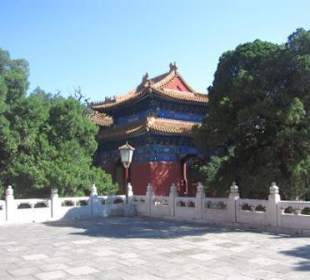 Blick auf einen der Pavillions unter Bäumen