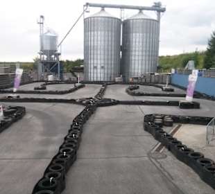 Blick aus der Halle raus auf den Outdoorbereich