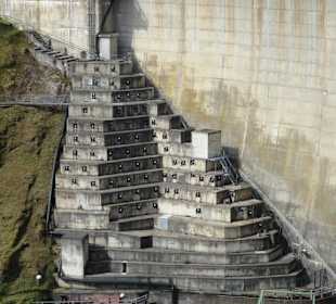 Staumauer und Verankerung der Stahlverspannung
