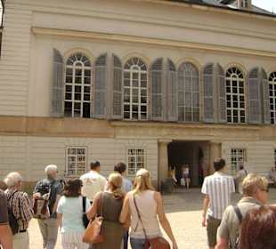 Am Eingang des Schlosses