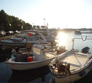 Süßer kleiner Hafen direkt vor dem Porto Platanias Beach Res