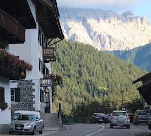 Gadertaler Straße Blick zum Heiligkreuz
