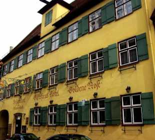 Sehr altes Haus mit vielen Fenstern