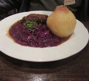 Sauerbraten mit Rotkohl und Knödel